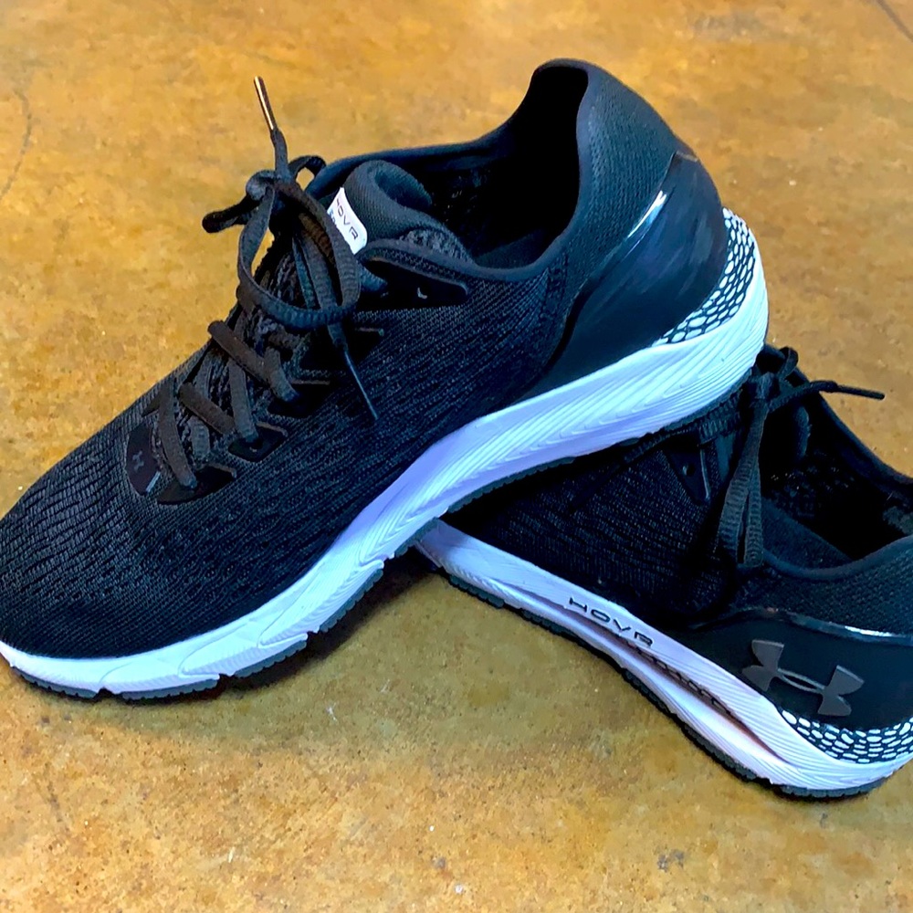 Black Under Armour Hovr Sonic tennis shoes